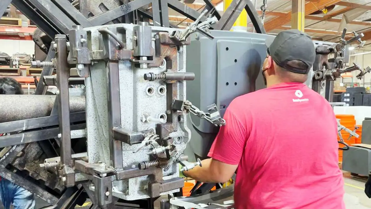 Trabajador en el proceso de rotomoldeo de plásticos