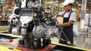 Mexicanos, los que más trabajan y menos ganan