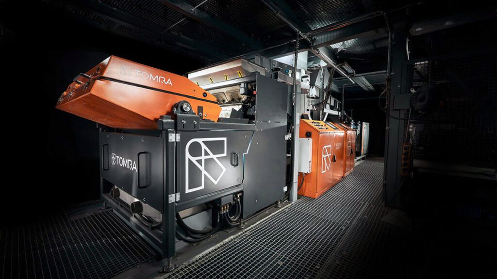 TOMRA Recycling innova en soluciones de clasificación de hojuelas de plástico