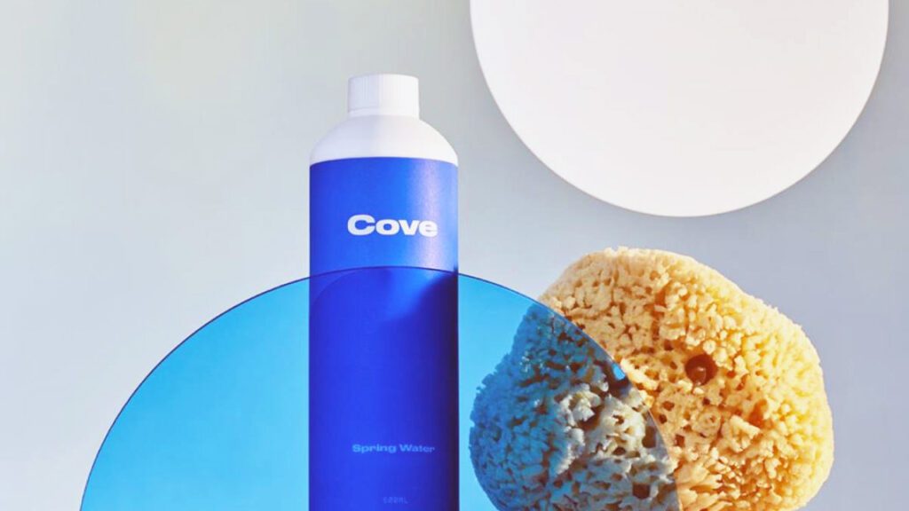 Así es la botella de plástico biodegradable de Cove: una alternativa circular
