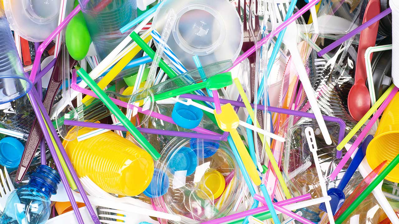 Tlaxcala prohíbe la producción de plásticos de un solo uso