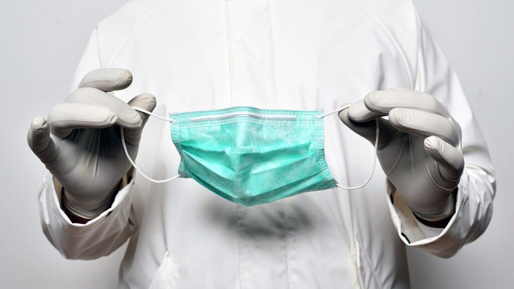 Tres recomendaciones para desechar correctamente guantes, cubrebocas y caretas