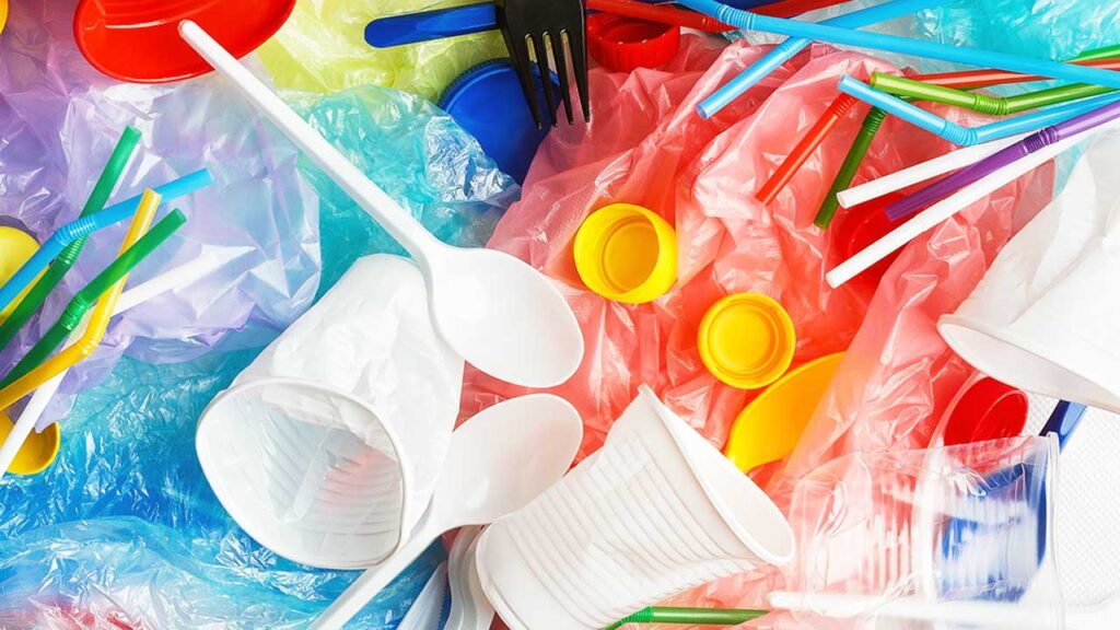 CDMX emite más de 70 mil multas a comercios por usar plásticos