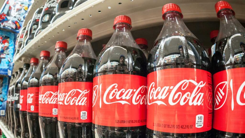 Coca-Cola completa la transición hacia botellas de plástico 100% reciclado en Canadá