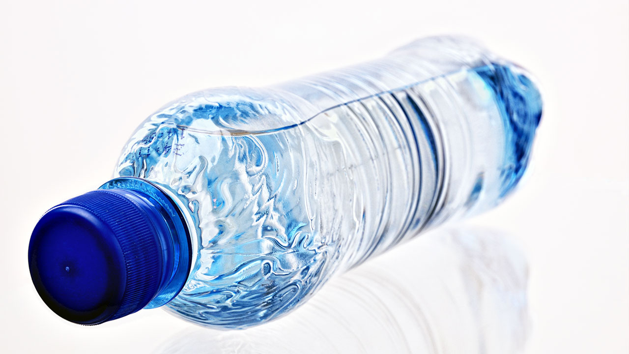 Nueva normativa para botellas de plástico entra en vigor en julio: estos son los cambios