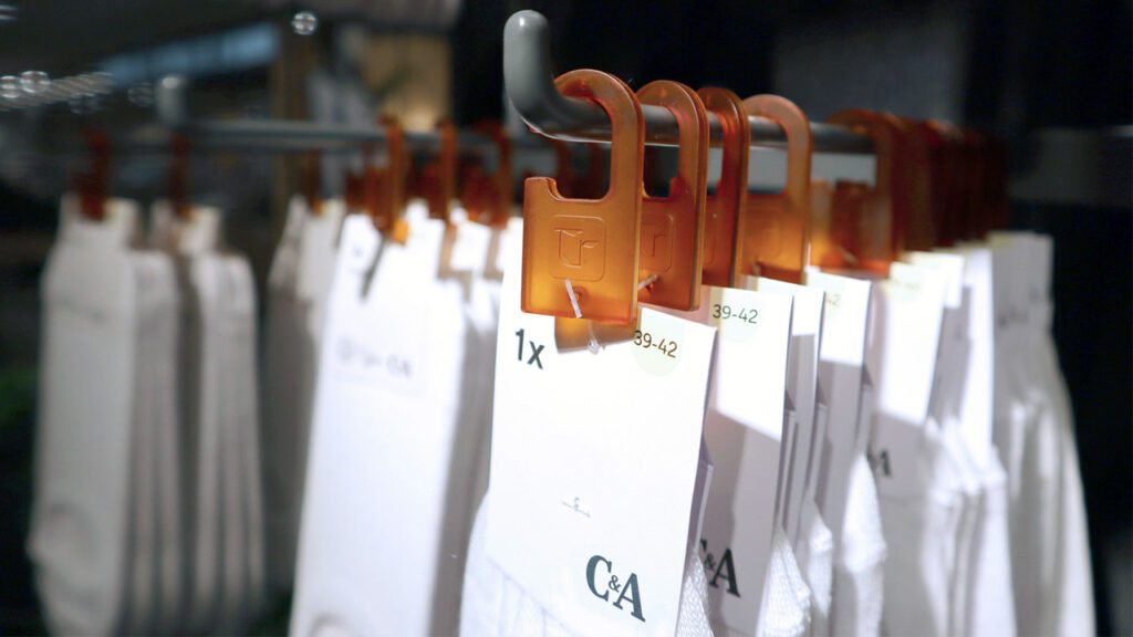 C&A y Traceless crean ganchos con plástico biodegradable