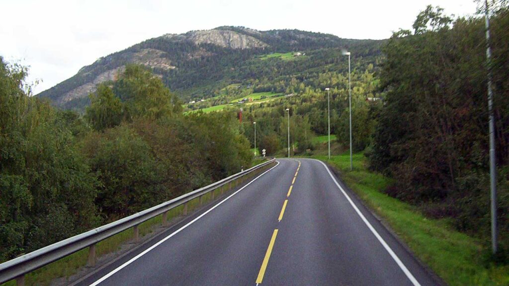 Carreteras con plástico reciclado: el futuro del pavimento sostenible
