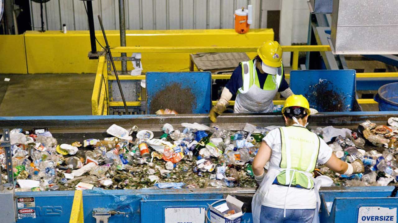 Industria del reciclaje europeo en riesgo de «colapso» tras la prohibición de exportaciones de residuos plásticos