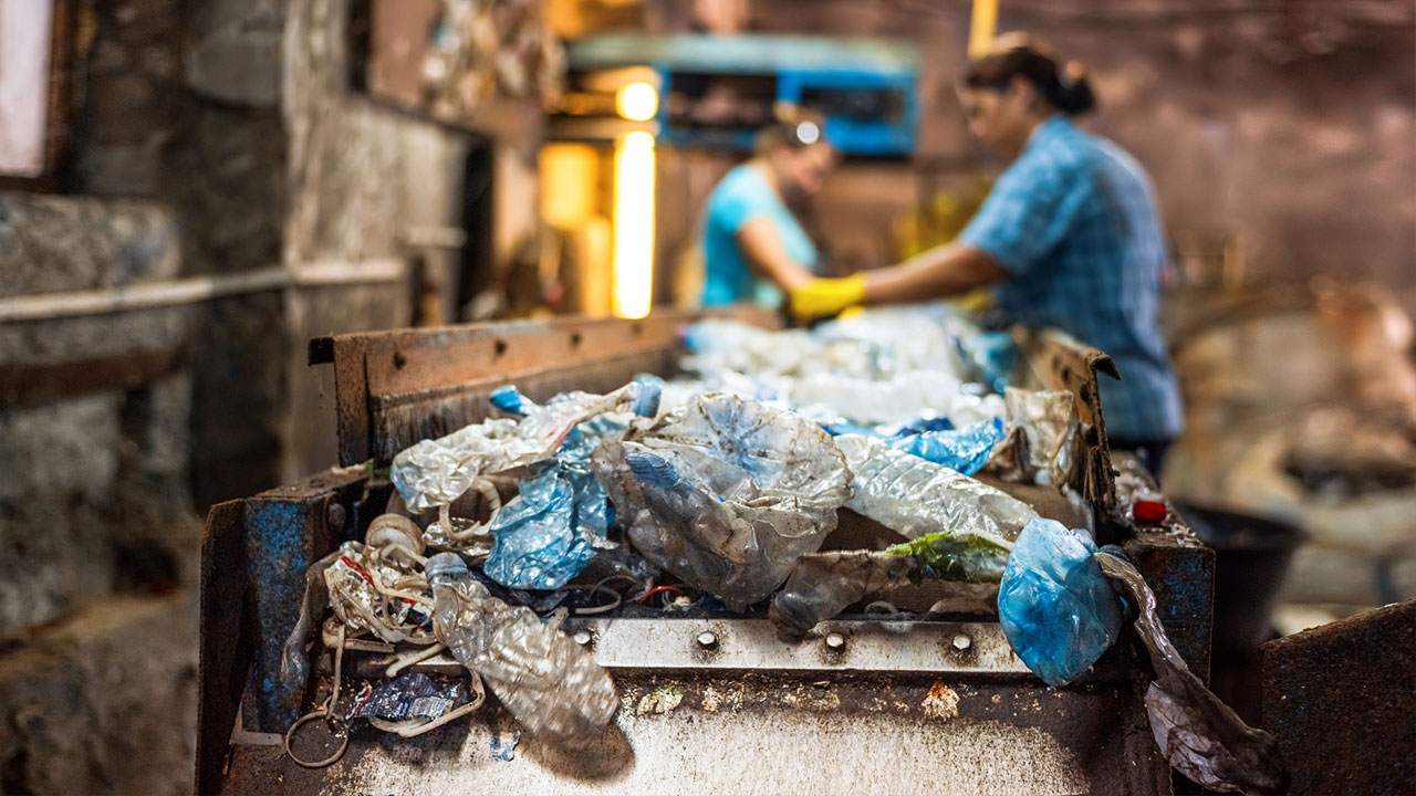 PLASTICS se posiciona sobre el nuevo informe sobre reciclaje en la acera