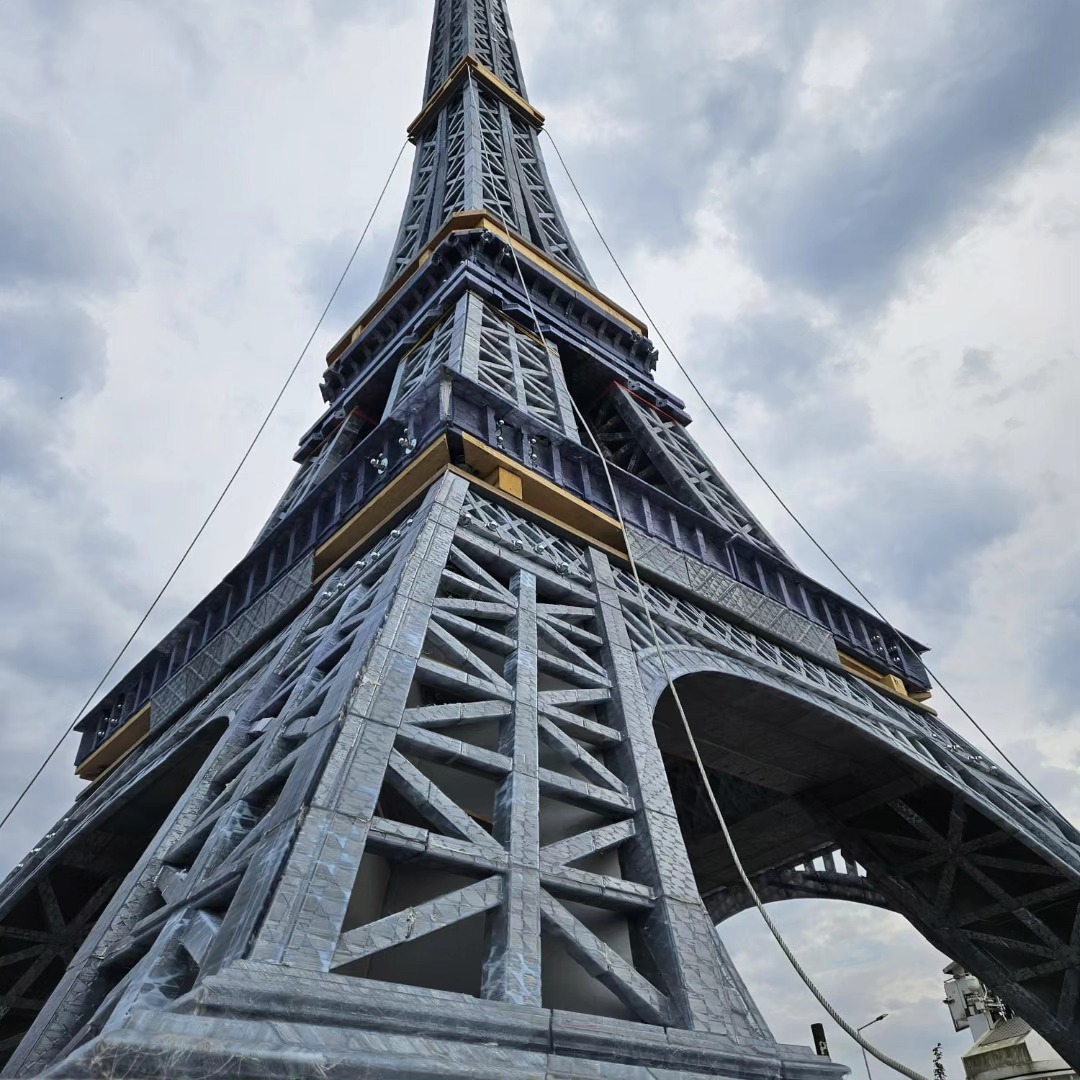 Una Torre Eiffel hecha con residuos plásticos se erige para celebrar el inicio de los Juegos Olímpicos 