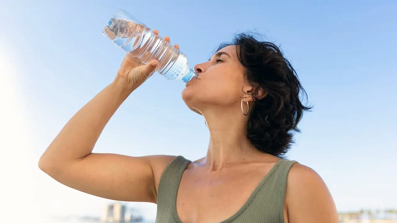 ¿Es seguro beber agua en botellas de plástico? La verdad sobre el bisfenol