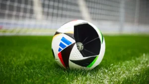 Construye Adidas cancha con 1.8 millones de botellas de plástico