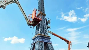 Una Torre Eiffel hecha con residuos plásticos celebra el inicio de los Juegos Olímpicos