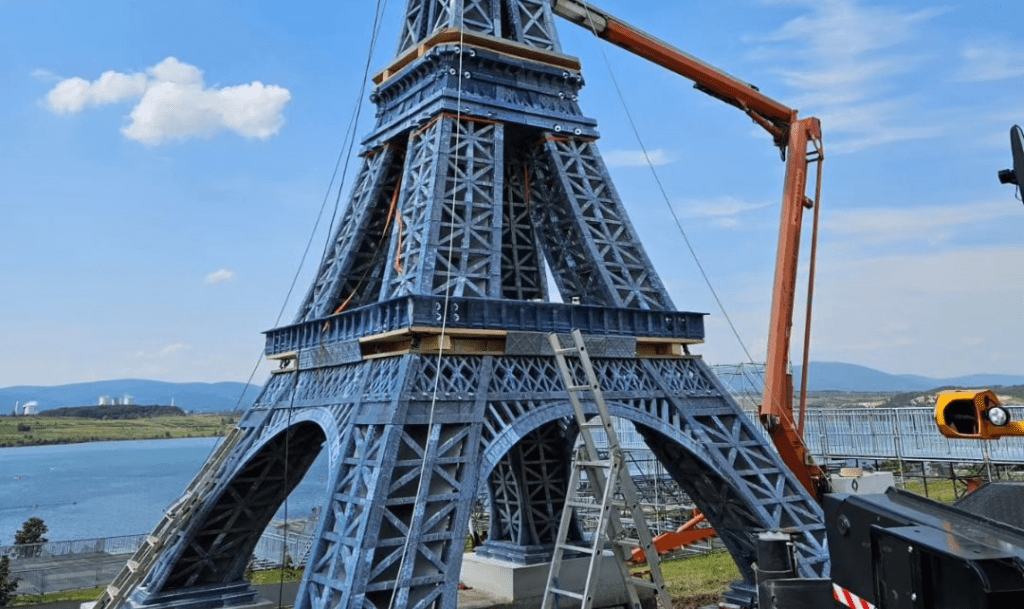 Una Torre Eiffel hecha con residuos plásticos celebra el inicio de los Juegos Olímpicos