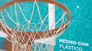 Del mar a la cancha: Lidl y Gravity Wave transforman plásticos marinos en tableros de Básquetbol