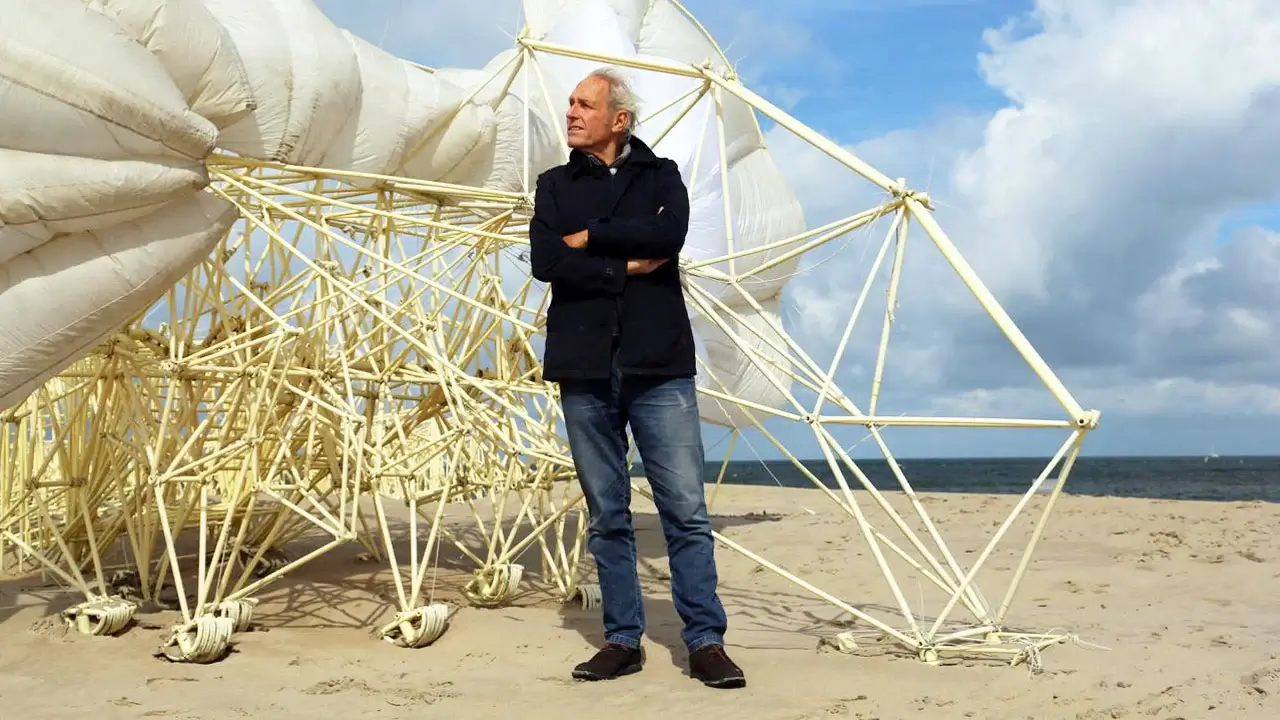 Theo Jansen: el artista que enseña a las gaviotas a limpiar las playas