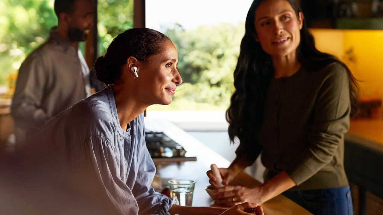 Los AirPods de plástico de Apple ahora también serán audífonos para pérdida auditiva