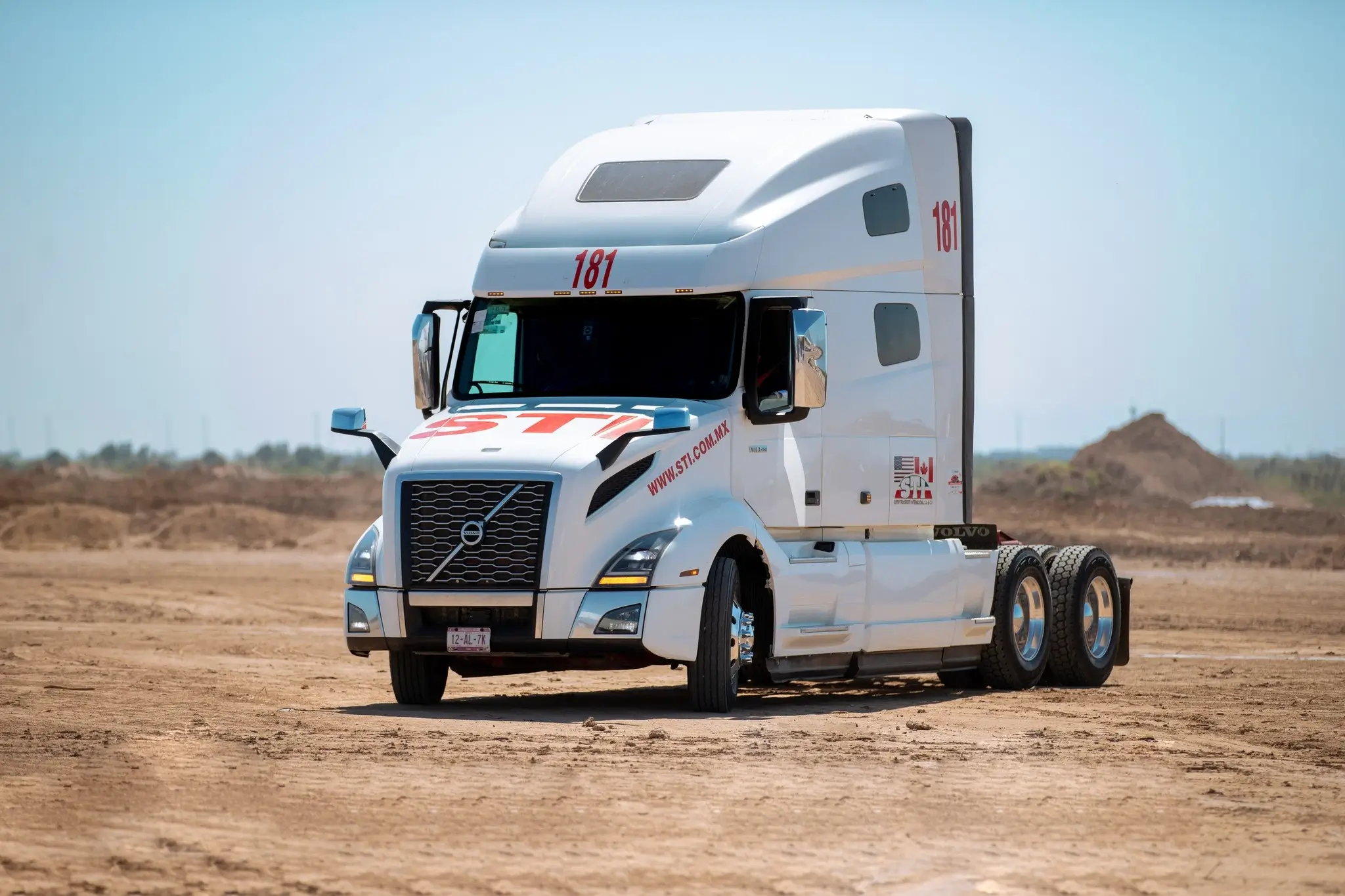 Volvo coloca la primera piedra de su planta en Nuevo León, la más grande del mundo