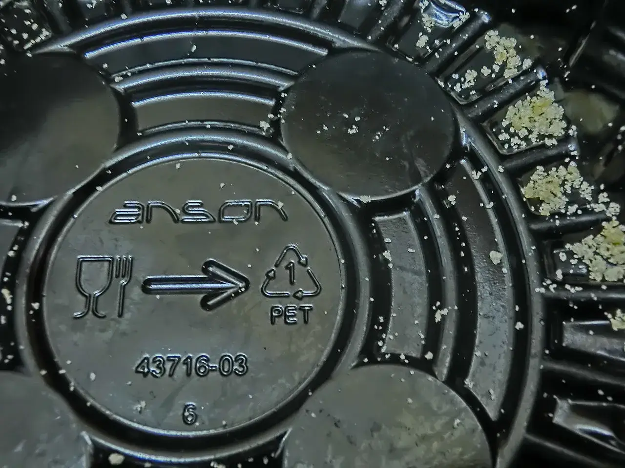 Nuevo proceso recicla plásticos negros utilizando luz solar