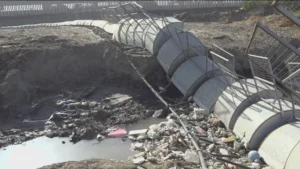 Instalan una barrera para interceptar basura, plásticos y escombros en el Valle del Río Tijuana