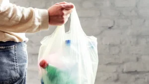 California demanda a fabricantes de bolsas “biodegradables” por claims falsos de reciclabilidad