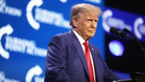 Regresar al plástico: Trump prohíbe los popotes de papel en agencias federales