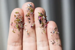 ¿Te preocupan los microplásticos? Sólo tienes que hace esto para eliminarlos del agua corriente