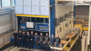 Instalan la prensa de moldeo por transferencia de resina más grande del mundo