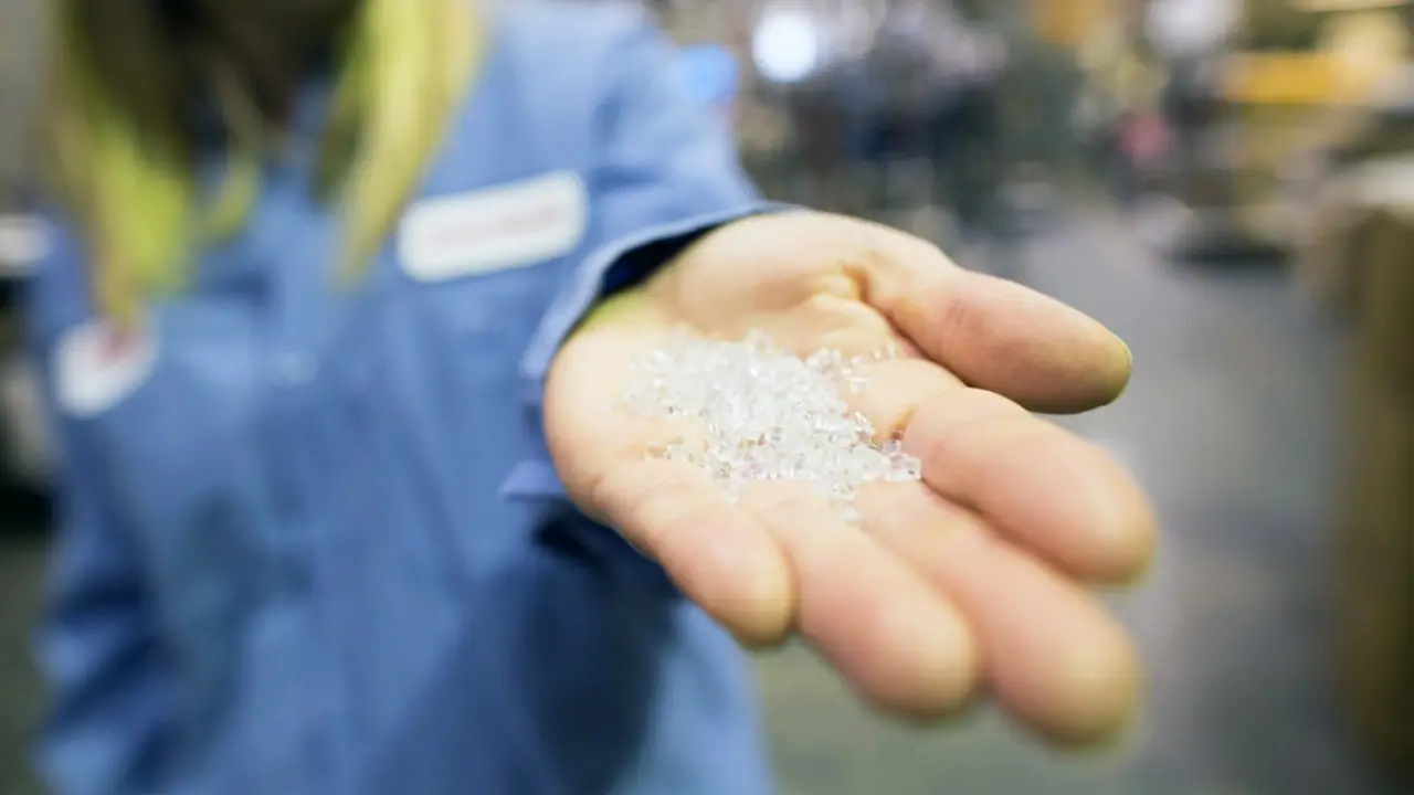 UE propone normas más estrictas para el transporte de pellets de plástico