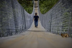 Un puente hecho con plástico reciclado transforma comunidades en el Canal de Panamá