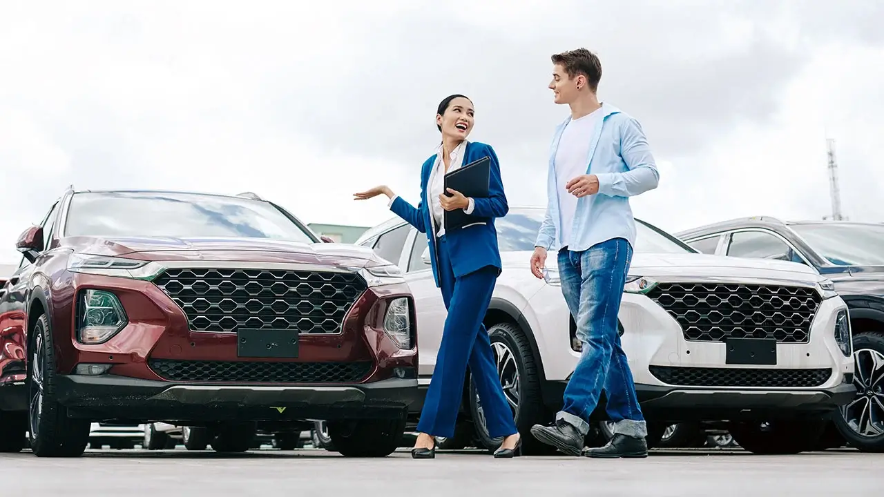 Personas delante de autos