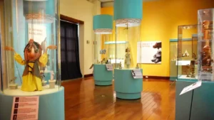 “La vuelta al mundo en 150 juguetes": Muchos plásticos, muchas culturas