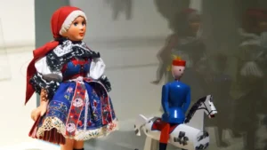 “La vuelta al mundo en 150 juguetes": Muchos plásticos, muchas culturas