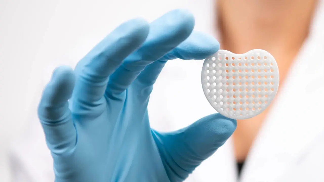 Enfermera sosteniendo un corazón de plástico blanco