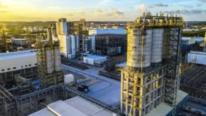 ¿Qué implica el cierre de operaciones en la planta de PET de Alpek en Carolina del Norte?