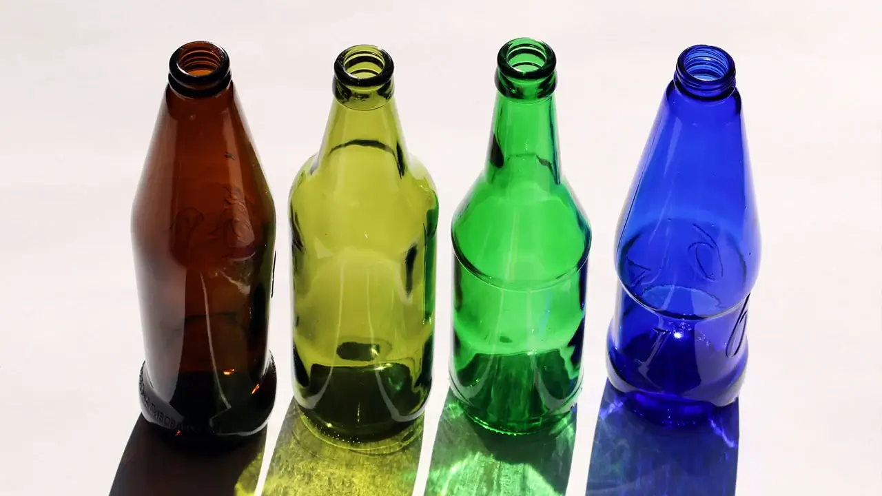 Sí, las botellas de vidrio contienen hasta 50 veces más microplásticos que las de PET