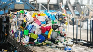 ¿Qué ventajas ofrecen los plásticos reciclados en la producción de vehículos?