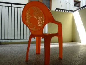 silla de plástico rojo