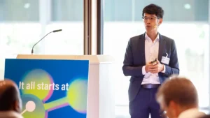 Shang Ju Yang (Roy), Especialista en Soluciones de Materiales Sostenibles y Responsable de Marketing Estratégico Global y Desarrollo de Negocios de CHIMEI. Foto: Messe Düsseldorf / ctillmann