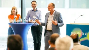 Directivos de Kuraray dan a conocer cómo Kuraray colabora con sus clientes para desarrollar soluciones preparadas para el futuro. Foto: Messe Düsseldorf / ctillmann