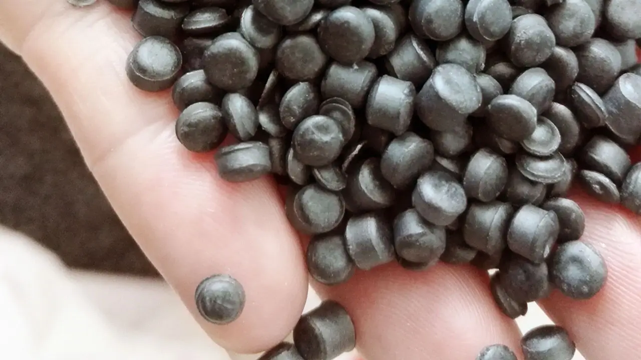 Pellets de plástico negro
