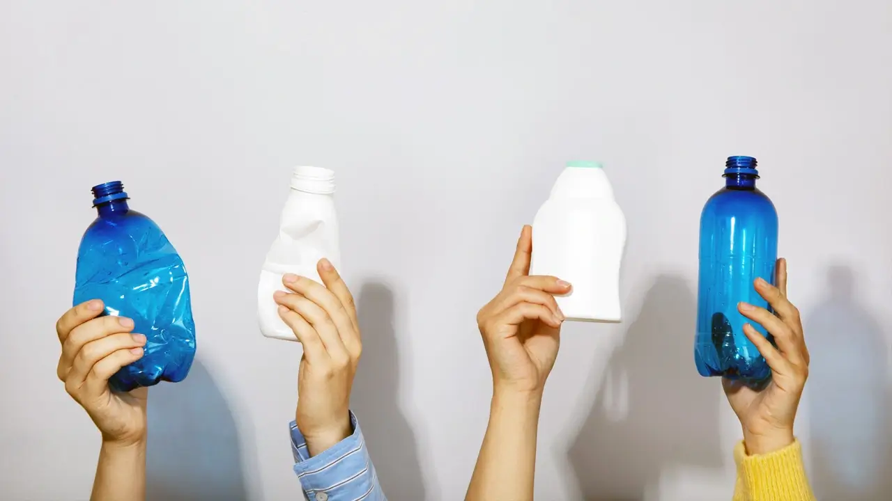 Europa define normas para el contenido de plástico reciclado químicamente en botellas