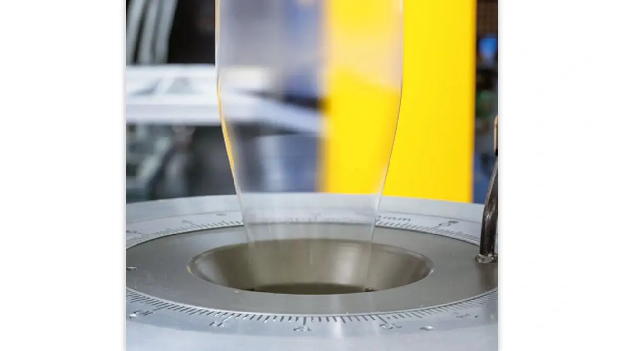 Extrusión de plásticos: qué es, cómo funciona y principales aplicaciones