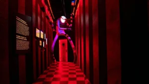 Tim Burton: El Laberinto llega a CDMX — Una buena dosis de plástico gótico que no te puedes perder