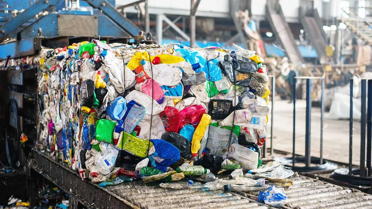 Con tecnología de punta, la maquinaria para plásticos impulsa la transición hacia una manufactura inteligente y responsable con el entorno