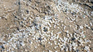 La UE aprueba norma para prevenir la contaminación por derrames de pellets de plástico