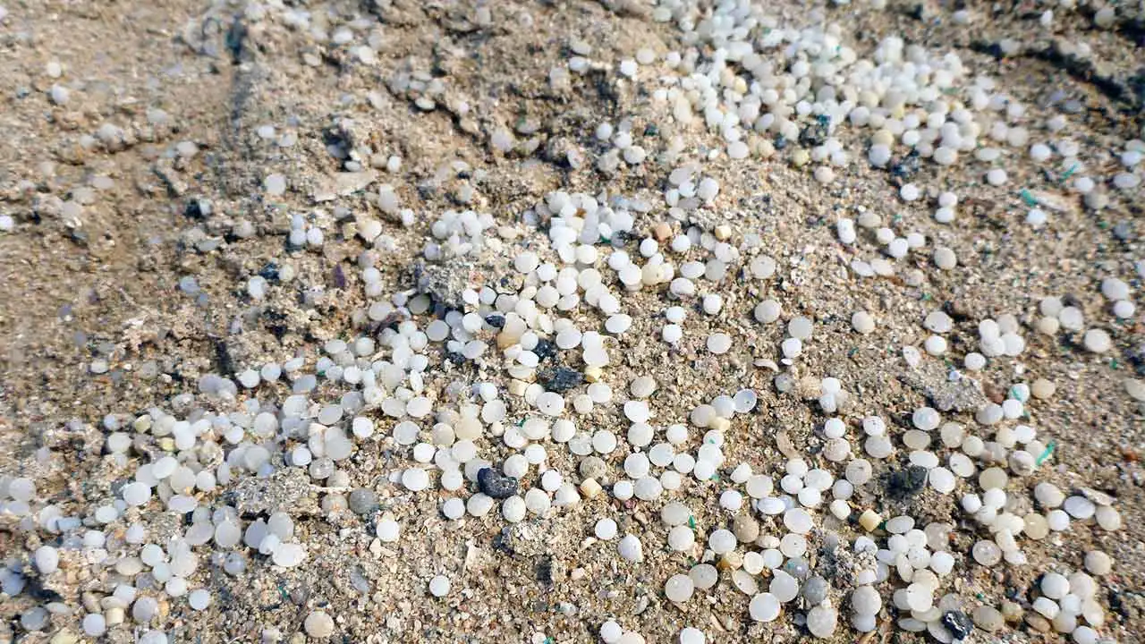La UE aprueba norma para prevenir la contaminación por derrames de pellets de plástico