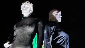 Presentan en Baja California el primer traje de neopreno hecho con plásticos recuperados del océano