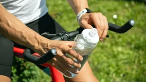 Cómo los plásticos revolucionaron el ciclismo: innovación, ligereza y sostenibilidad sobre dos ruedas 🚴♂️