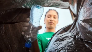 Enzimas que aceleran la biodegradación: Una nueva era para los plásticos compostables